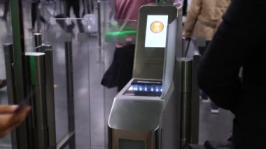 Otomatik Gümrük İdaresi 'nden geçen turist pasaport taraması ve havaalanından geçiş kartı. Roma, İtalya, 10 Ekim 2018.
