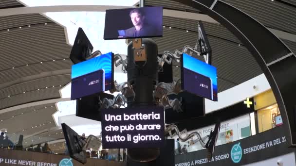 Reklama na lotnisku. Nowoczesna koncepcja kreatywnej technologii. Rzym, Włochy, 10 października 2018. — Wideo stockowe