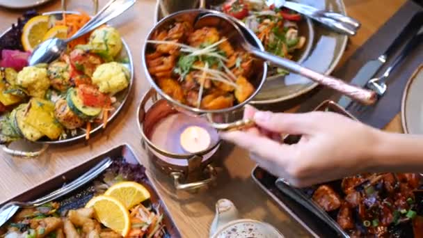 На столе подают блюда веганской азиатской кухни . — стоковое видео
