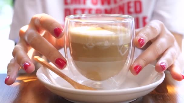 拿着一杯咖啡的红指甲妇女的近照 — 图库视频影像