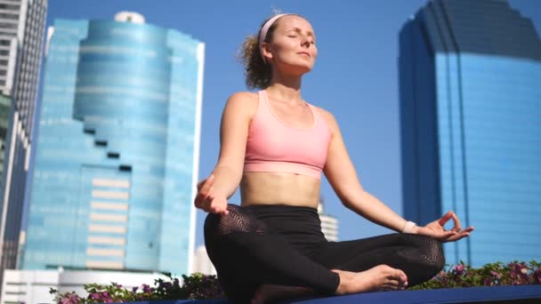 Спорт - жінка, яка медитує в місті — стокове відео