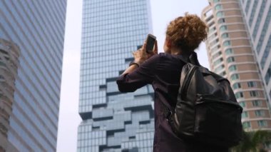 Şehir İş Merkezi 'nde Modern Gökdelen' de Kadın Turist Fotoğrafçılığı. Mahanakhon Gökdeleni. Bangkok, Tayland, 14 Mart 2017.