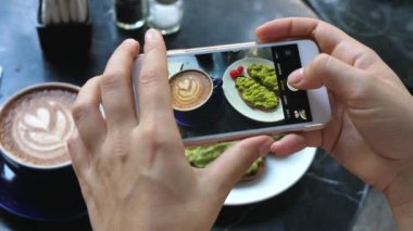 Akıllı Telefonla Kahvaltı İçin Yemek Fotoğraflama Elleri. Kahve ve Avokado Tostu.