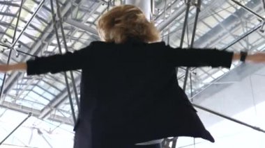 Mutlu Başarılı İş Kadınları Kollarını Aralayıp Dönüyor