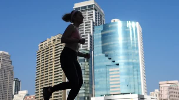 Jovem mulher fitness em Activewear correndo no parque da cidade — Vídeo de Stock