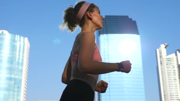 Conceito de estilo de vida saudável com mulher esportiva correndo na cidade — Vídeo de Stock