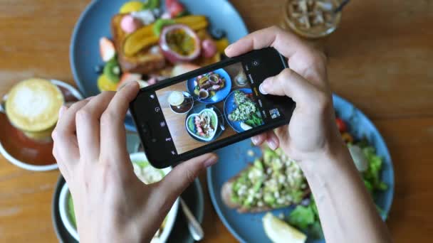妇女亲手用智能手机拍摄早餐食品 — 图库视频影像