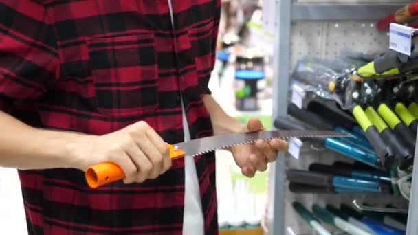 Cliente masculino eligiendo materiales de construcción en la tienda de hardware — Vídeos de Stock