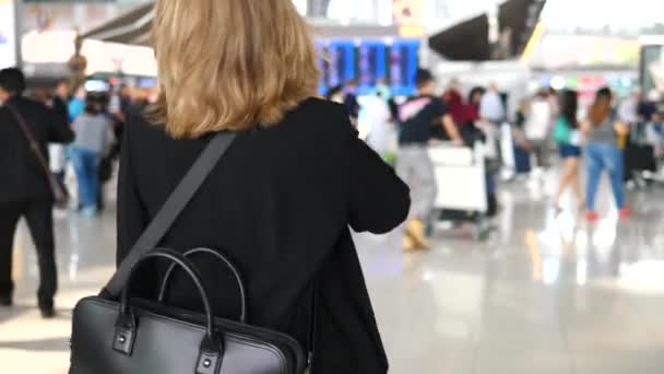 Empresária Caminhando No Aeroporto Na Sala de Partida — Vídeo de Stock