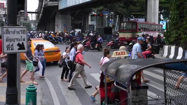 Пешеходы пересекают перекресток в переполненном центре города. Cinematic Slow Motion . — стоковое видео