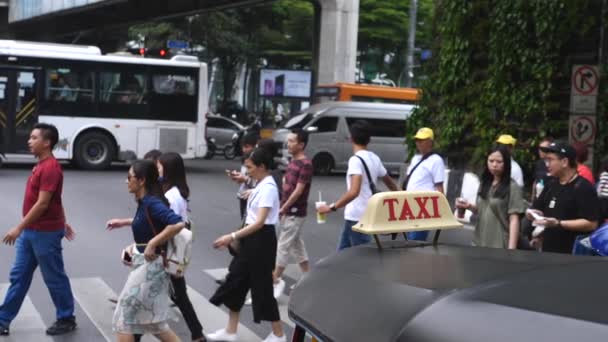 人们在繁忙时间穿过市中心的交叉口。 电影慢动作. — 图库视频影像