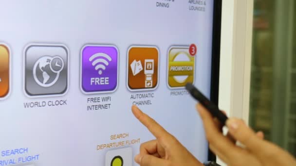 Händerna med smartphone Anslut till flygplatsen Wifi. Gratis Internetanslutning. — Stockvideo