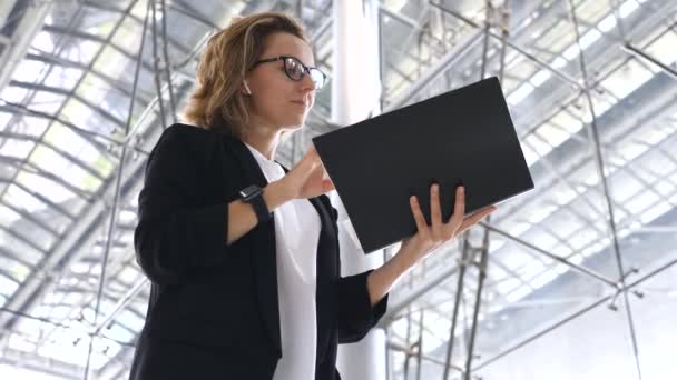 Mujer de negocios exitosa y segura con papeles contra el trasfondo futurista — Vídeo de stock