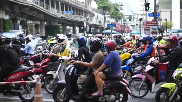 Tráfego rodoviário asiático com muitas motos esperando no cruzamento da cidade . — Vídeo de Stock