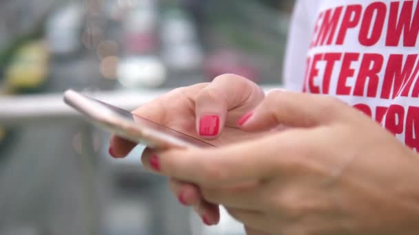 Concepto de moda de tecnología para personas. Manos de la mujer elegante sosteniendo Smartphone . — Vídeo de stock