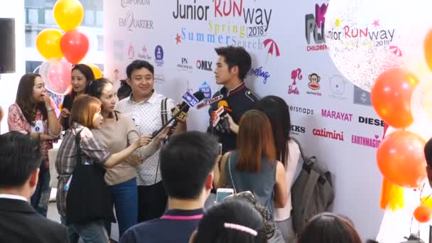 Periodistas haciendo la entrevista con celebridades sobre el evento . — Vídeos de Stock