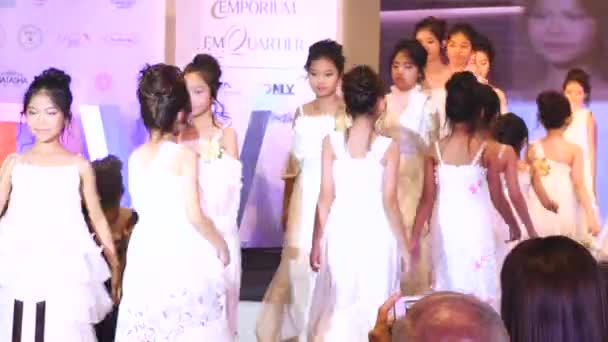 Fiatal ázsiai lányok sétálnak a kifutón a tini divatbemutatón. — Stock videók
