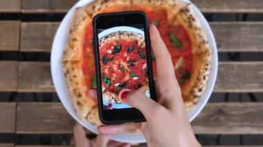 Teknoloji, İnsanlar ve Yemek Pornosu Konsepti. Pizzanın Fotoğrafı.