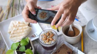 Yemek Blogcusu Akıllı Telefonla Kahvaltı Çekiyor.