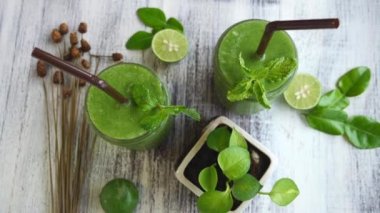 Tahta masadaki sağlıklı yeşil ıspanaklı içecek.