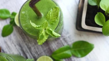 Laktozsuz Sütsüz Vegan Yeşil Meyve Smoothie