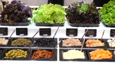 Markette taze sebzeler ve sebzelerle organik salata barı