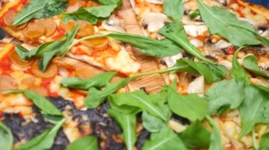 Mantarlı ve Roketli Pizzanın Yakın Çekimi