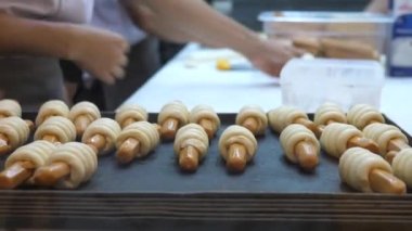 Aşçı Mutfakta Sosis Pişiriyor