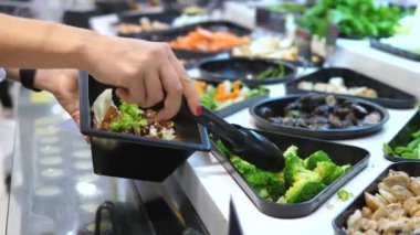 Salata barı süpermarkette, yakın çekim