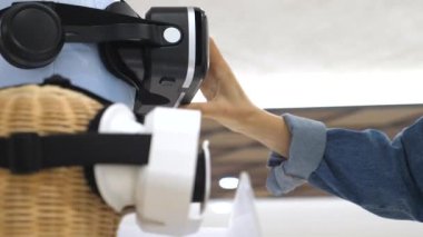 Mağazada Vr Gözlük Seçen Kadın Müşteri