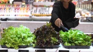 Markette sebzeli ve sebzeli salata barı..
