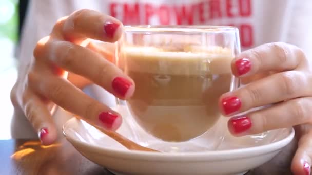 Primer plano de las manos con la taza de café transparente de cristal de doble pared . — Vídeos de Stock