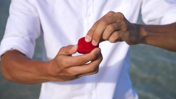 Hombre romántico proponiendo con anillo de compromiso en la playa — Vídeos de Stock