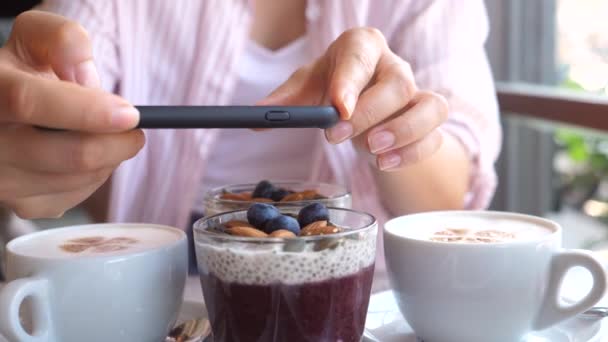 Las manos femeninas tomando fotos con el teléfono de desayuno saludable — Vídeos de Stock