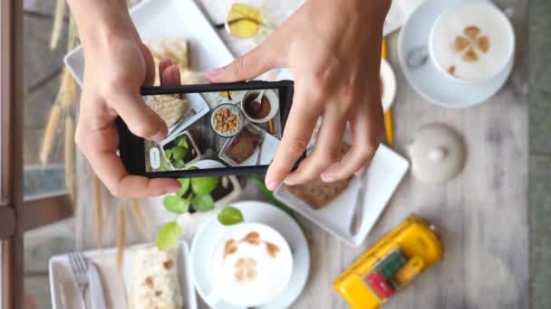 Zbliżenie kobiet ręce biorąc jedzenie zdjęcie ze smartfonem — Wideo stockowe