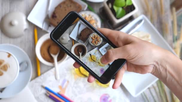 Fotografování jídla. Ruční fotografování potravin pomocí chytrého telefonu.