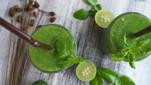 Gros plan de Smoothie vert végétalien pour un petit déjeuner sain — Video