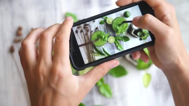 Mujer tomando fotos de comida con Smartphone. Smoothie desintoxicante saludable . — Vídeos de Stock