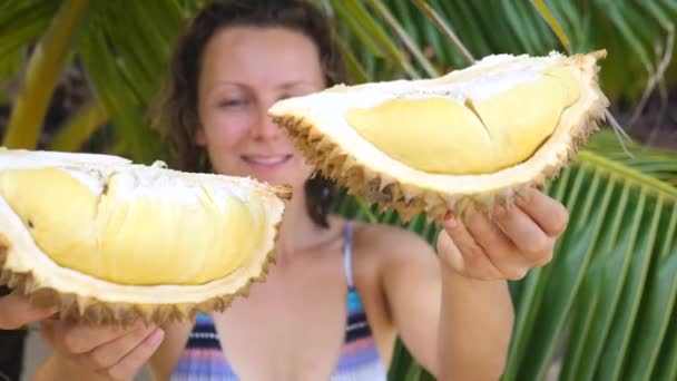 Glad kvinna med Durian frukt på sommaren stranden på semester — Stockvideo