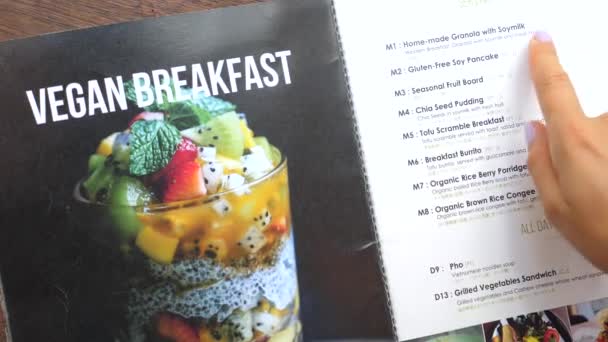Menu saudável café da manhã orgânico no restaurante Vegan — Vídeo de Stock