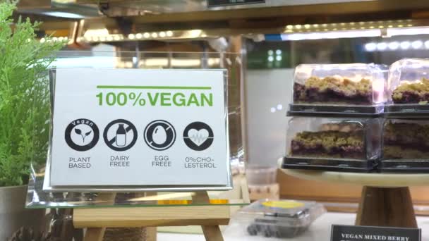 Vegan Cake Display Counter In Health Food Shop. Bangkok, Thajsko, 23. dubna 2018. — Stock video