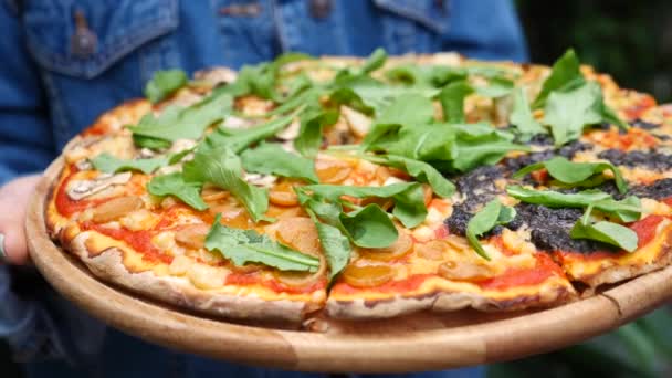 Pizza vegana con verdure e rucola — Video Stock