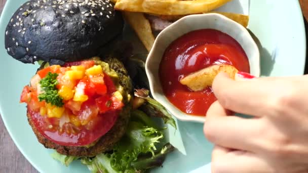 Hambúrguer Vegan sem carne com batatas fritas . — Vídeo de Stock