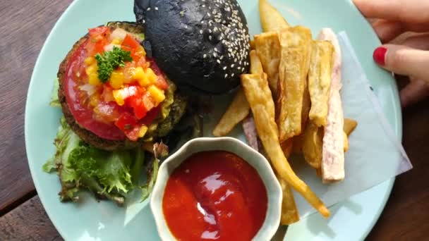 Burger vegano sano panino nero con patate dolci — Video Stock