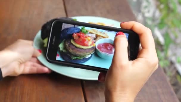 Fotografia żywności. Kobieca ręka fotografowania Vegan Burger. — Wideo stockowe