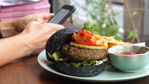 Mat, äta, teknik och människor koncept - Kvinna händer med hjälp av smartphone — Stockvideo