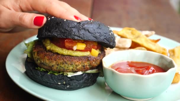 Gros plan sur Burger de cuisine à la main féminin — Video