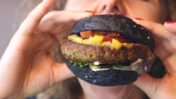 Primo piano di donna bocca mangiare Vegan Burger. Primo piano . — Video Stock