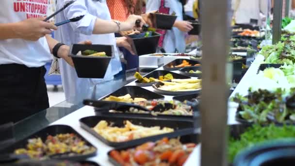 Gente comiendo en el bar de ensaladas — Vídeos de Stock