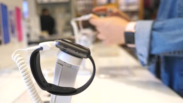 Vrouw klant kiezen Smartwatch in de winkel — Stockvideo